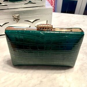 Elegant Green Crocodile-Embossed Clutch